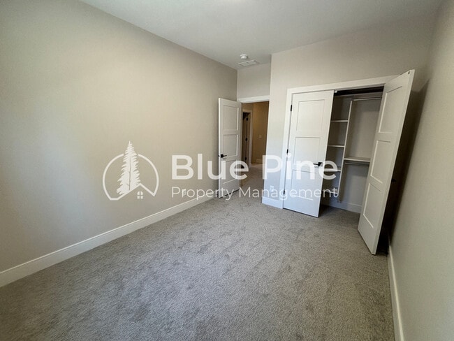 Building Photo - 477 Easy St