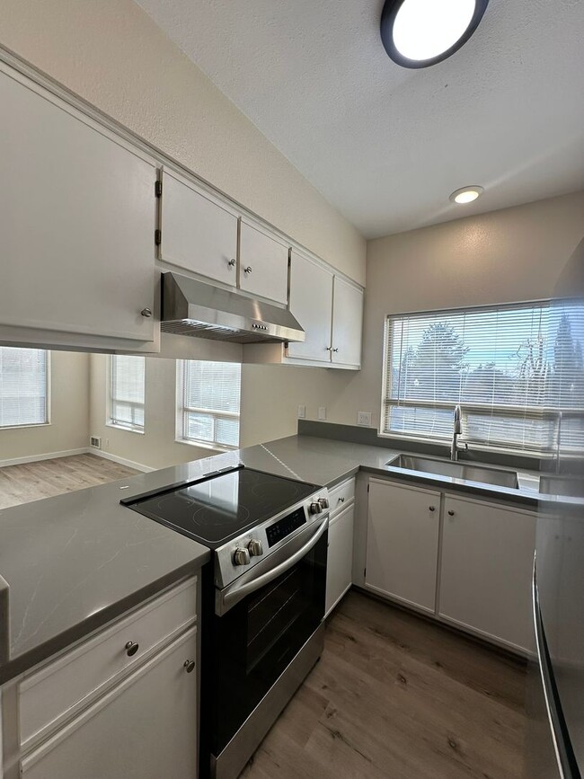 Building Photo - 387 S 58th St