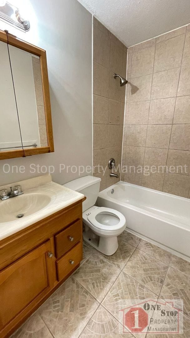 Building Photo - Beautiful 3 Bedroom / 2 Bathroom Duplex in...