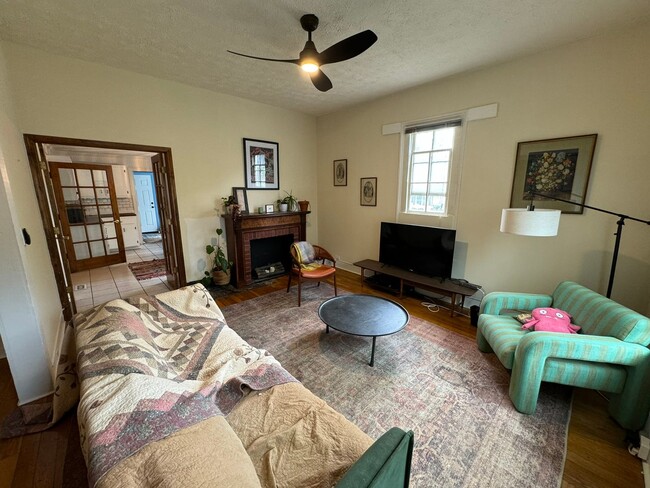 Building Photo - Updated 3bed/2bath House with Older Charm!