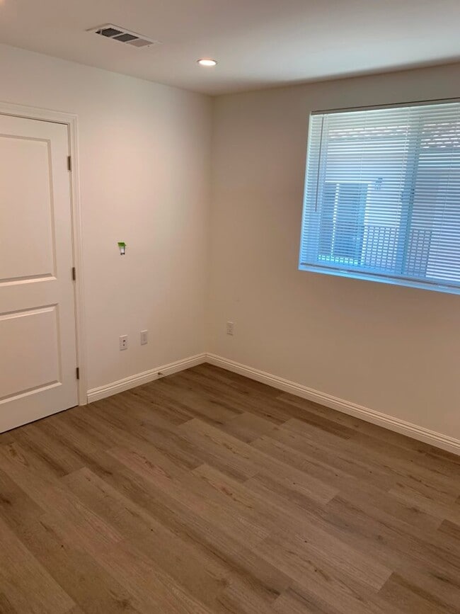 Building Photo - Upgraded 4+3.5 in Sylmar w/backyard + garage!