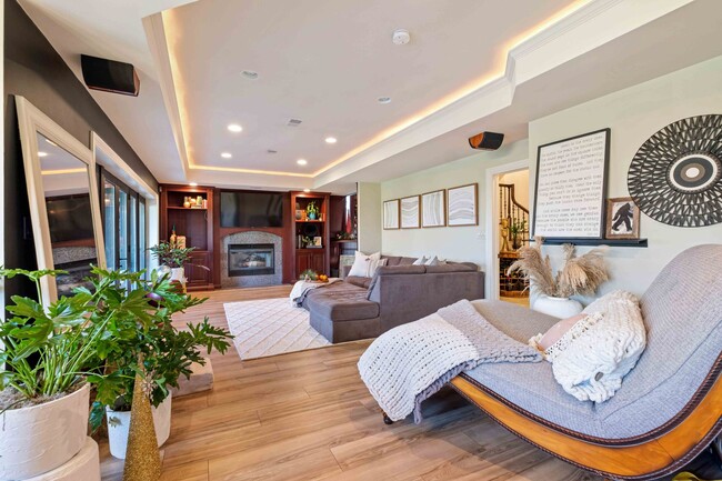 Building Photo - Fully-Furnished Luxurious Home in Nevillewood