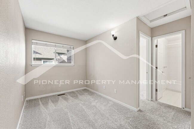 Building Photo - Spacious Townhouse with Central AC and Was...