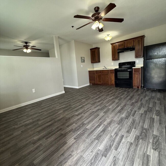 Primary Photo - $500 Off 1st Full Month!* All Utilities In...