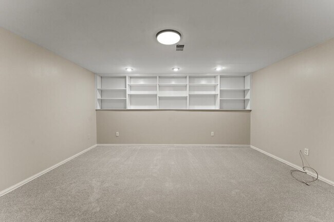 Building Photo - 8161 Sheffield Ct