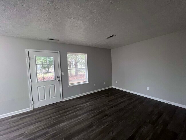 Building Photo - 41 Pine Dr