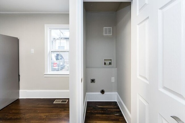 Building Photo - Recently Updated 1BA/1BA Duplex Home with ...