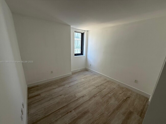 Building Photo - 121 NE 34th St
