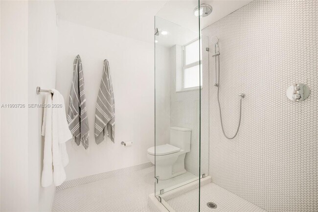 Building Photo - 9881 E Bay Harbor Dr