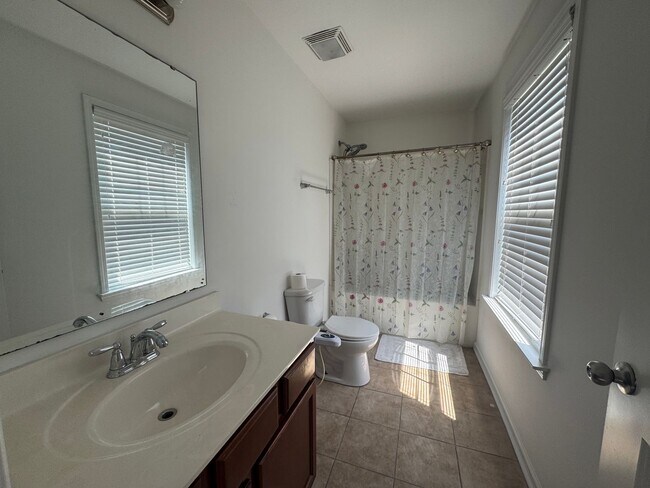 Building Photo - **Move-In Special of $500 off the first full months rent**