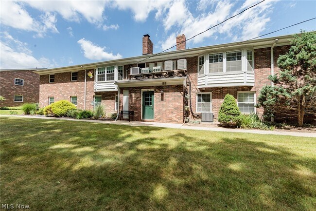 Building Photo - 7020 Carriage Hill Dr