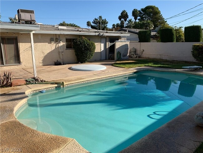 Building Photo - 2901 Burton Ave