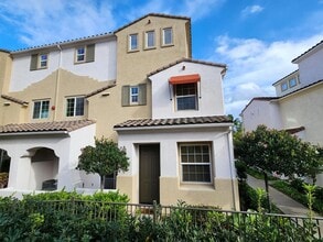 Building Photo - Updated with Pool, 3 Bd 2.5 Ba Chula Vista (91913)
