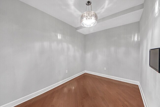 Building Photo - Luxury Treetop Penthouse