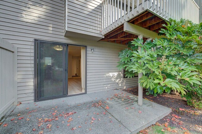 Building Photo - 2Bd/1.75Ba Kirkland Townhouse