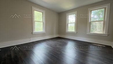 Building Photo - 297 N Laurel St