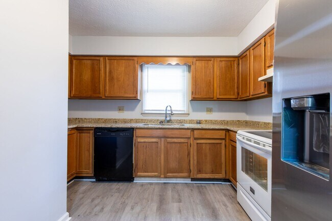 Building Photo - 3 story 2 bed 1.5 bath condo with large ga...