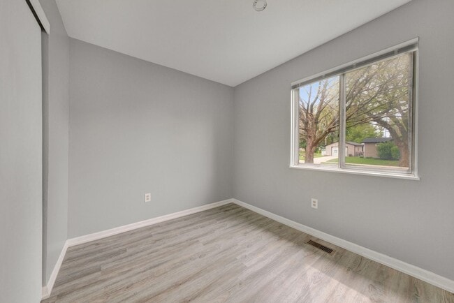 Building Photo - 3 bedroom, 1 bathroom house FOR RENT NOW!