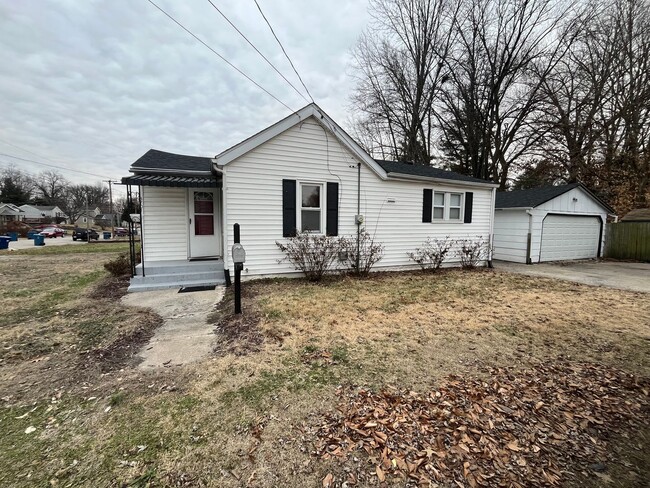 Building Photo - Two bedroom house in Alton