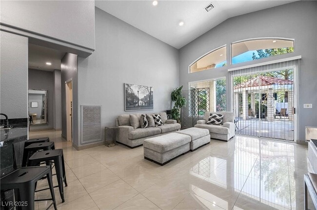 Building Photo - 1400 Castle Crest Dr