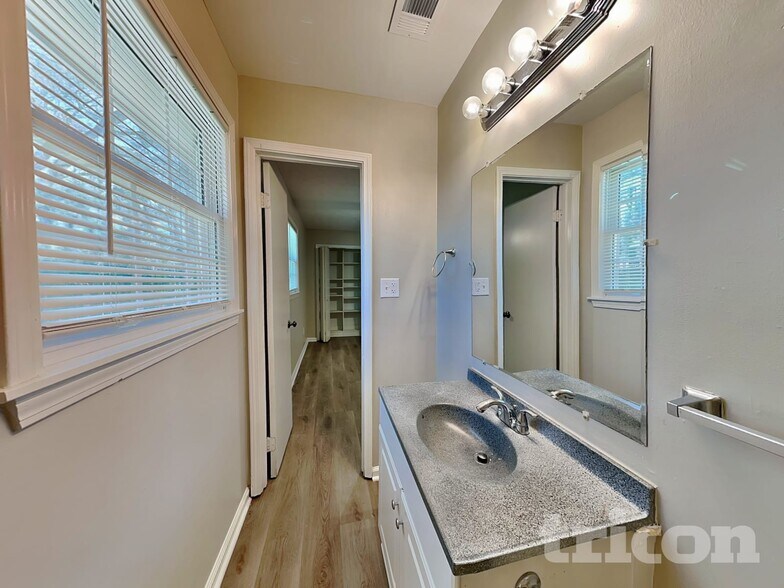 Building Photo - 2906 Deshong Dr SW