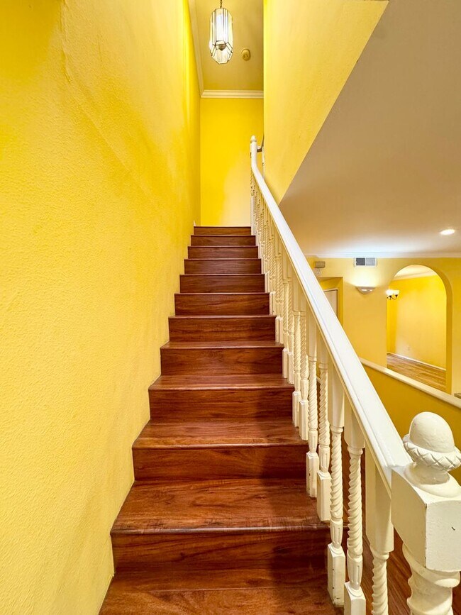 Building Photo - *** Charming 4 bed 3.5 bath Alhambra Townhome ***