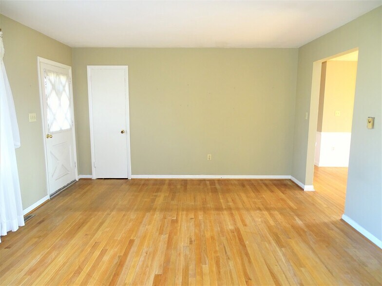 Building Photo - 1357 E Oregon Rd