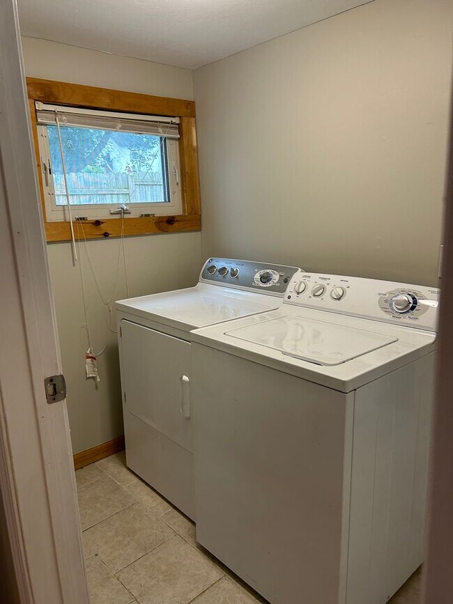 Building Photo - Beautiful 3 bdrm Home! Double Lot!