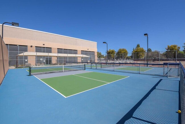 Building Photo - 10537 W La Jolla Dr