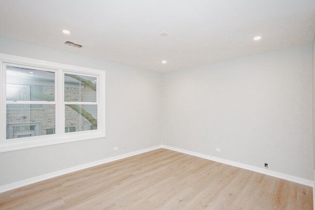 Building Photo - 1845 Bristol Walk