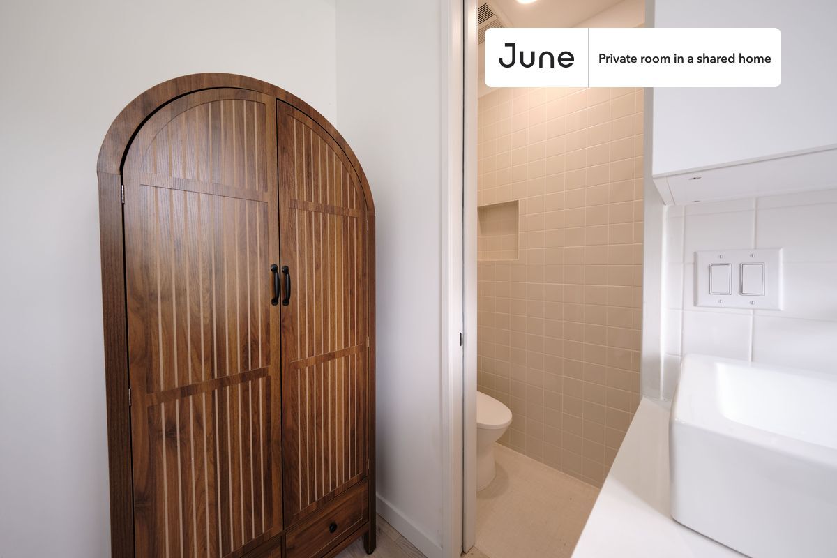 Building Photo - Private bedroom in 4 bed/4 bath Home