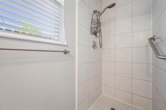 Building Photo - 2712 Thrushwood Dr