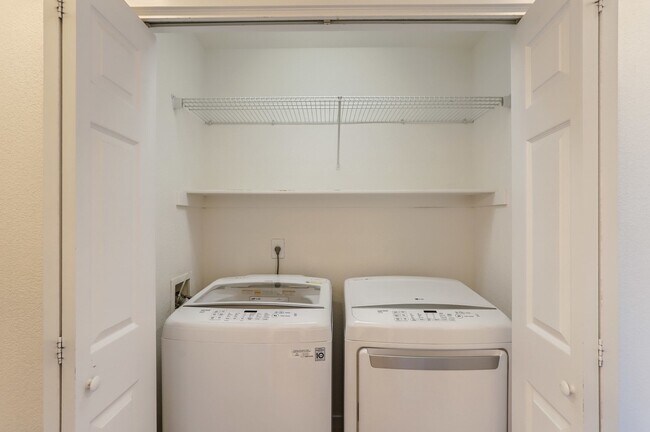 Building Photo - Sunny townhome in West Longmont!