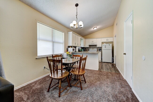 Building Photo - 2206 Whiteoak Cir