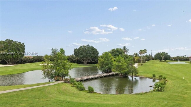 Building Photo - 800 S Hollybrook Dr