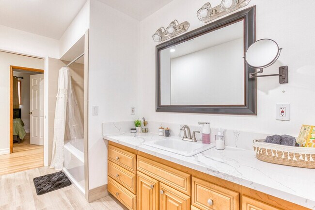 Building Photo - 3201 SW Sherwood Pl