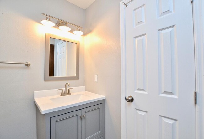 Building Photo - 645 N Arrowhead Dr