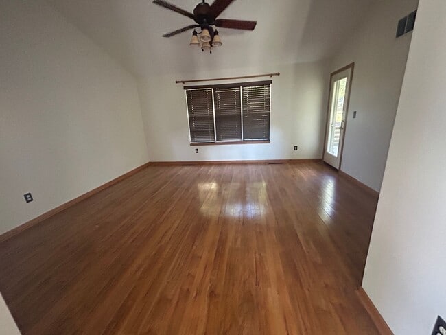 Building Photo - Spacious, corner lot 3-bedroom, 2-bath duplex in Iowa City