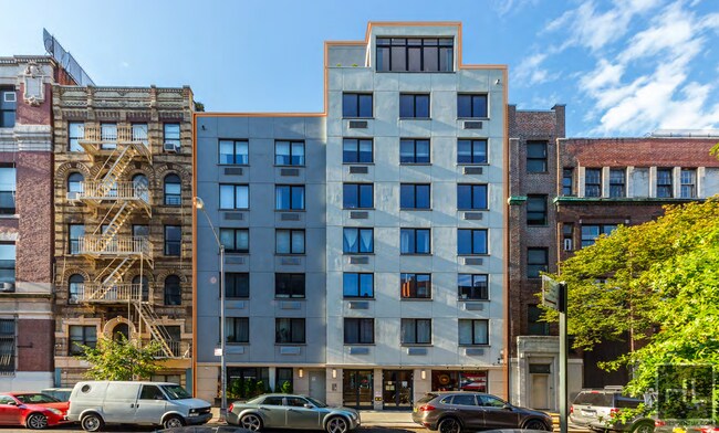 Building Photo - Penthouse 1 bed/1 bath w/ 2 roof decks