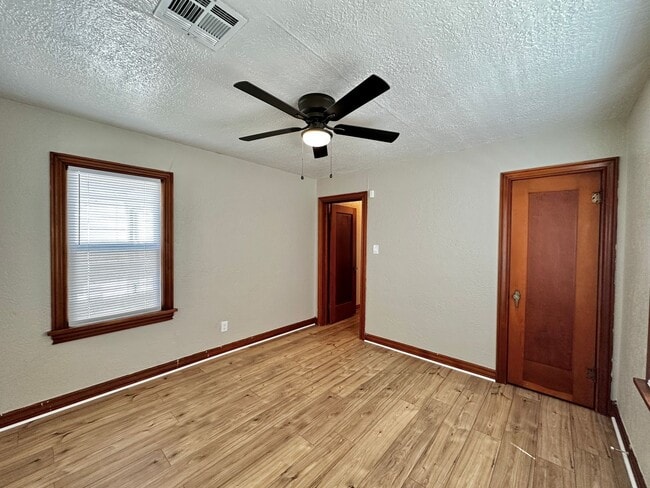 Building Photo - 3 Bedroom