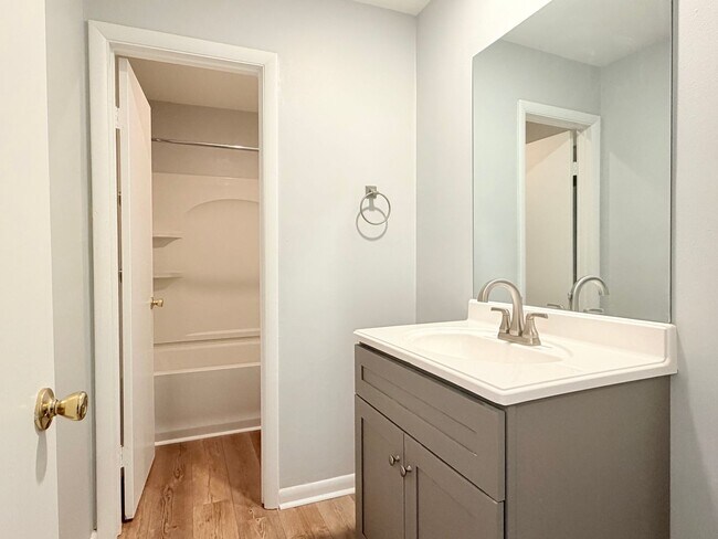 Building Photo - End unit 3 Bedroom Townhome