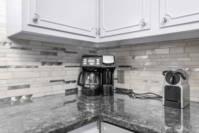 Building Photo - 10100 Lakeshore Dr