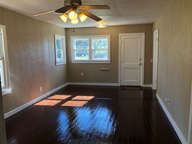 Building Photo - Nice 2 bedroom/1.5 bathroom house with fully fenced yard!