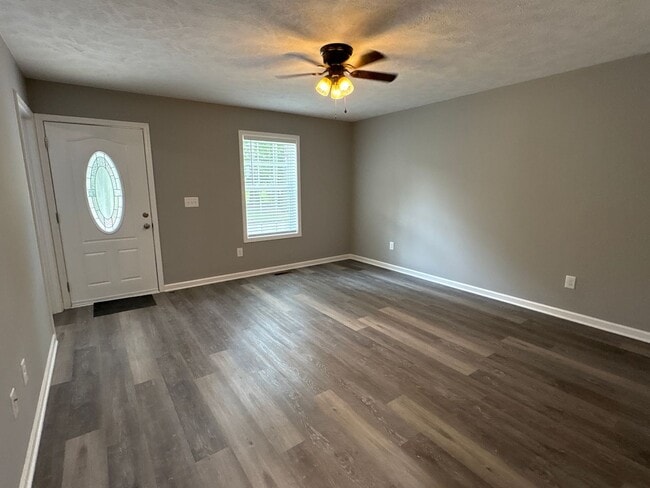 Building Photo - Newer Duplex Located Near the Heart of Tullahoma!
