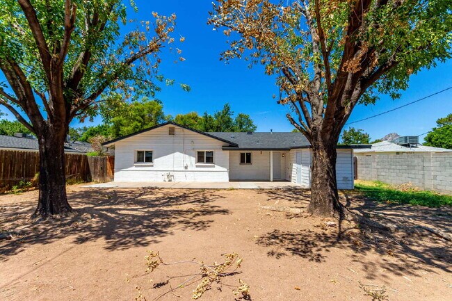 Building Photo - Beautifully updated 4 bed 2 bath Single Fa...