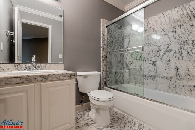 Building Photo - Gorgeous Townhouse | Hardwood Flooring | A/C