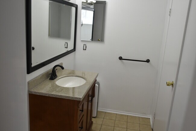 Building Photo - 806 Bloomfield Village Blvd