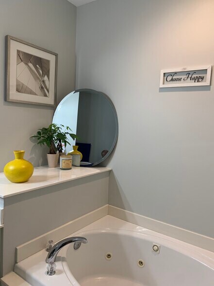 Master Bath jacuzzi. - 712 Indica Ct