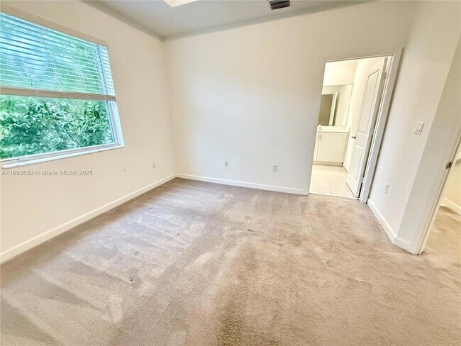 Building Photo - 2620 SE 11th Ct