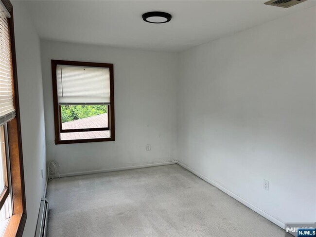 Building Photo - 364 Chestnut Ave